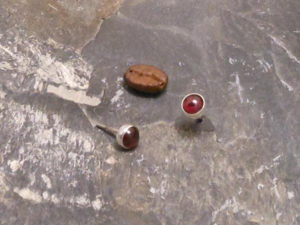 Earstudd Silver Garnet