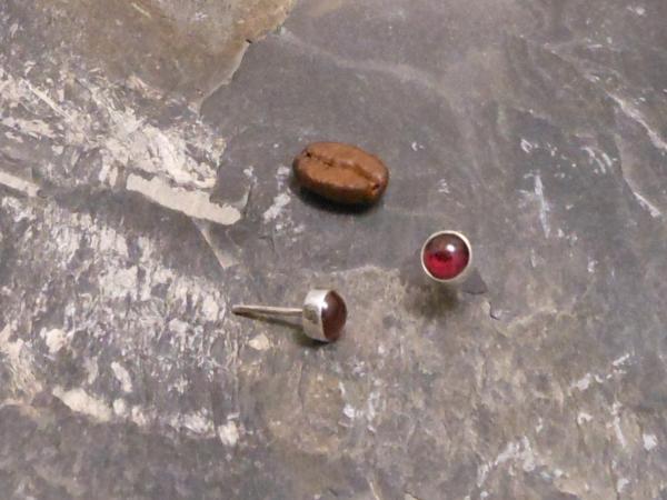 Earstudd Silver Garnet